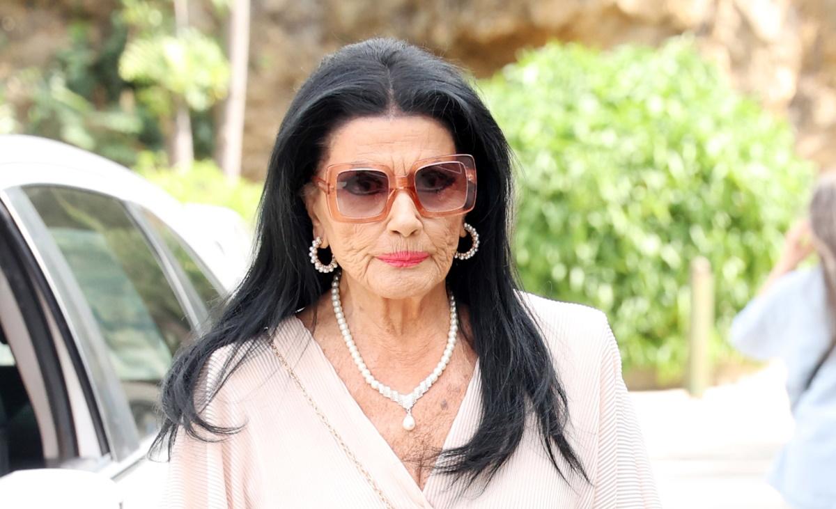 Ζωζώ Σαπουντζάκη: “Θα επανέλθει” – Όλη η αλήθεια για το πρόβλημα υγείας του σύζύγου της