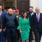 Δύο κυρίες κρατούν στα χέρια τους το αύριο της Βενεζουέλας