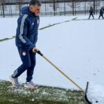 Ο Χοσέ Λουίς Μεντιλίμπαρ φτυαρίζει τα χιόνια στο Άμστερνταμ για την προπόνηση του Ολυμπιακού