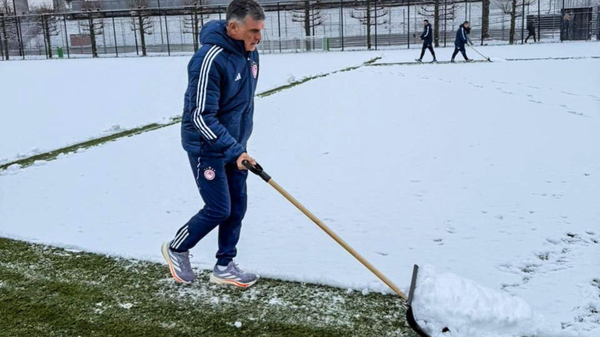 Ο Χοσέ Λουίς Μεντιλίμπαρ φτυαρίζει τα χιόνια στο Άμστερνταμ για την προπόνηση του Ολυμπιακού