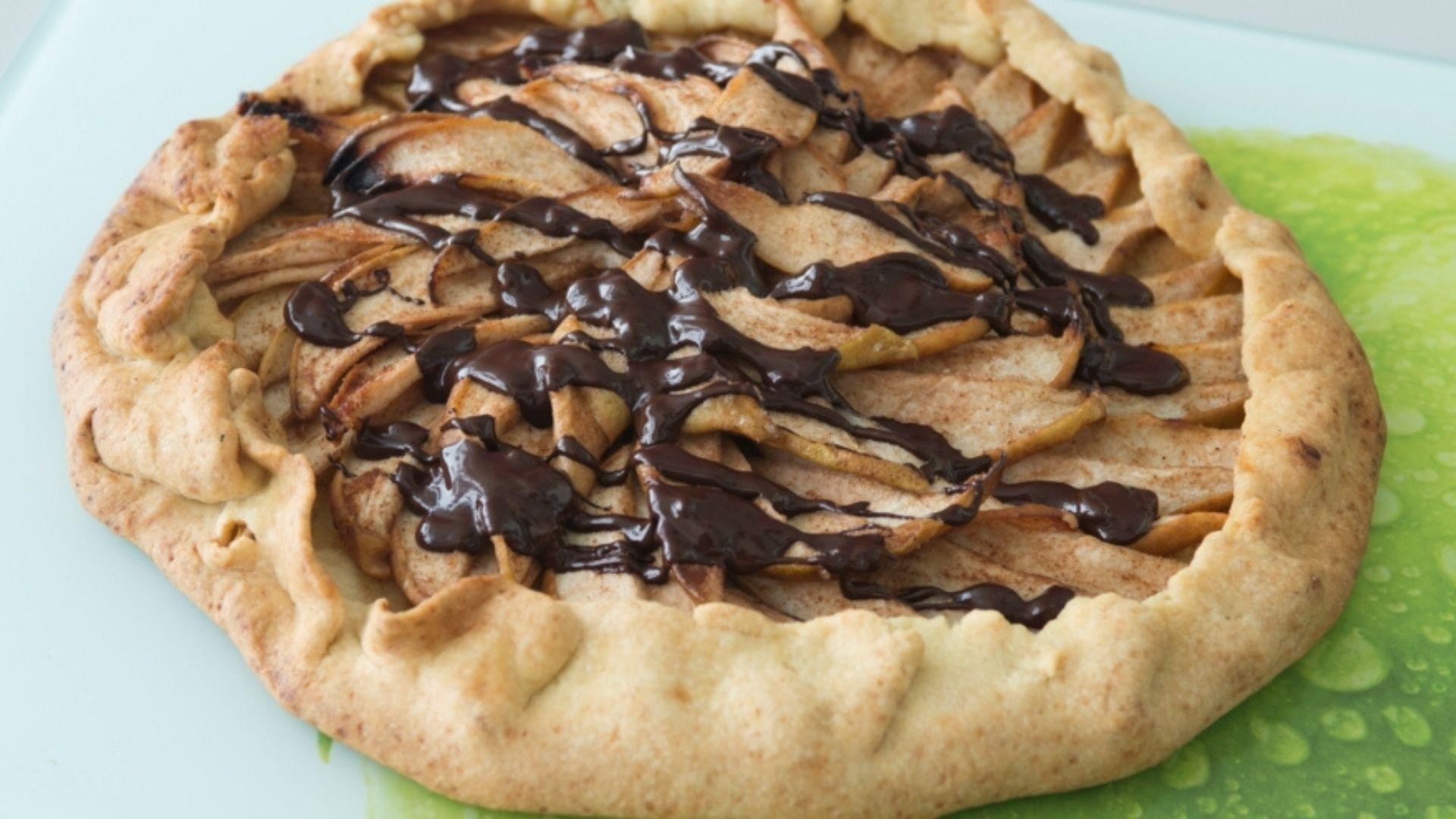 Πώς θα φτιάξετε πεντανόστιμη αχλαδόπιτα με σοκολάτα