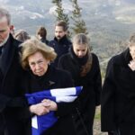 Συντετριμμένη η βασίλισσα Σοφία αποχαιρετά την αδελφή της, δίπλα στους γονείς της