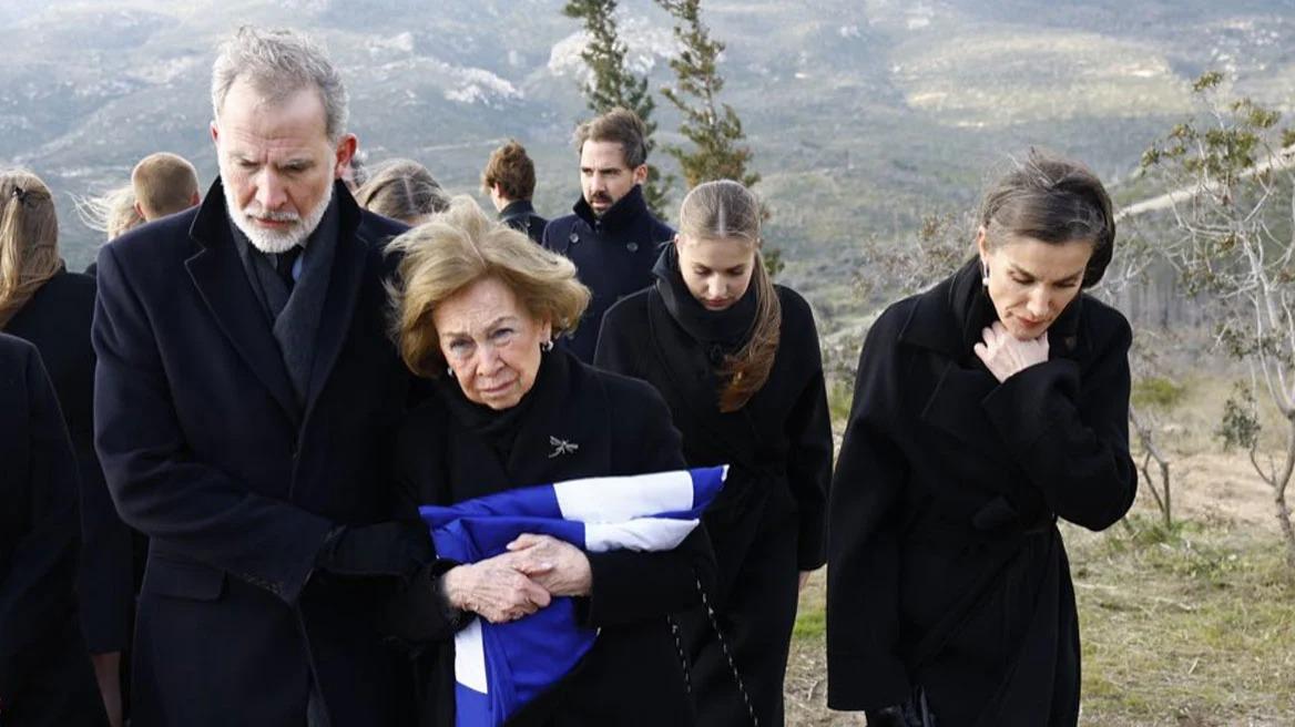 Συντετριμμένη η βασίλισσα Σοφία αποχαιρετά την αδελφή της, δίπλα στους γονείς της