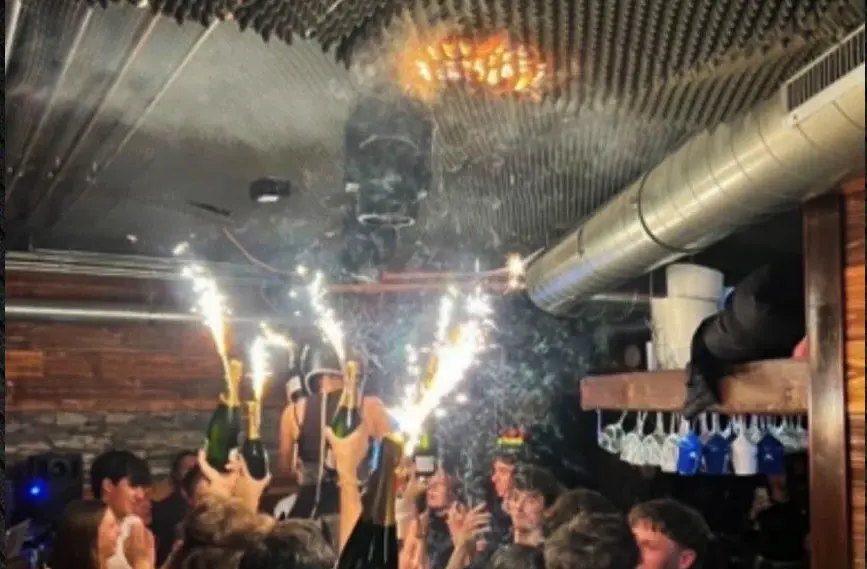 Κραν Μοντανά: Τα βεγγαλικά πάνω στις σαμπάνιες προκάλεσαν τη φονική πυρκαγιά