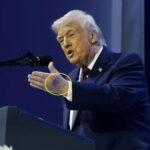 Ο Ντόναλντ Τραμπ στο Νταβός με μεγάλη μελανιά στο αριστερό του χέρι