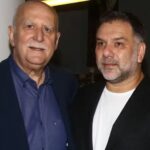 Ο Γρηγόρης Αρναούτογλου στο γραφείο του Γιώργου Παπαδάκη