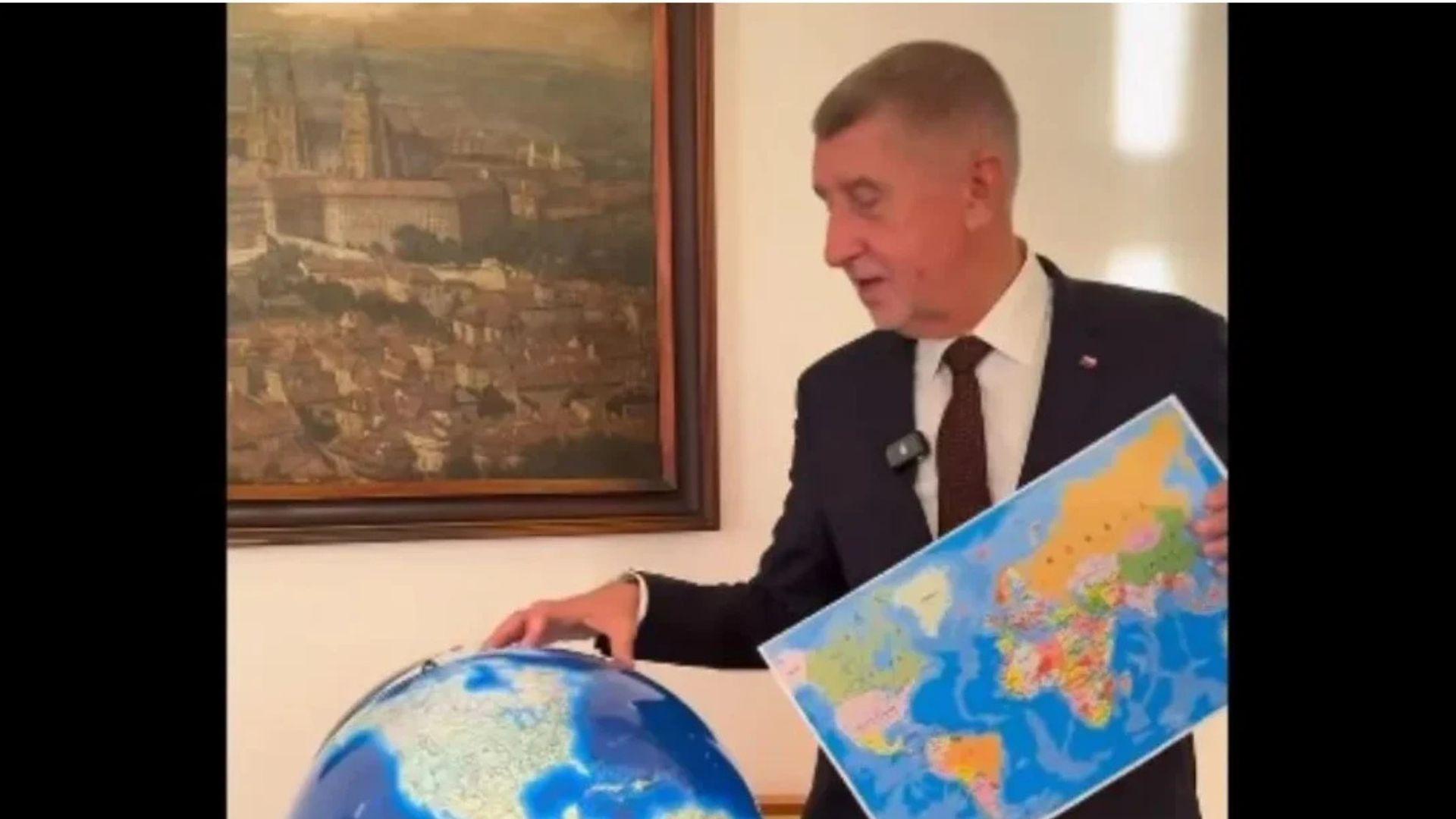 Το τερμάτισε ο Τσέχος πρωθυπουργός! Αγόρασε υδρόγειο των 600 ευρώ για να δει… πού πέφτει η Γροιλανδία