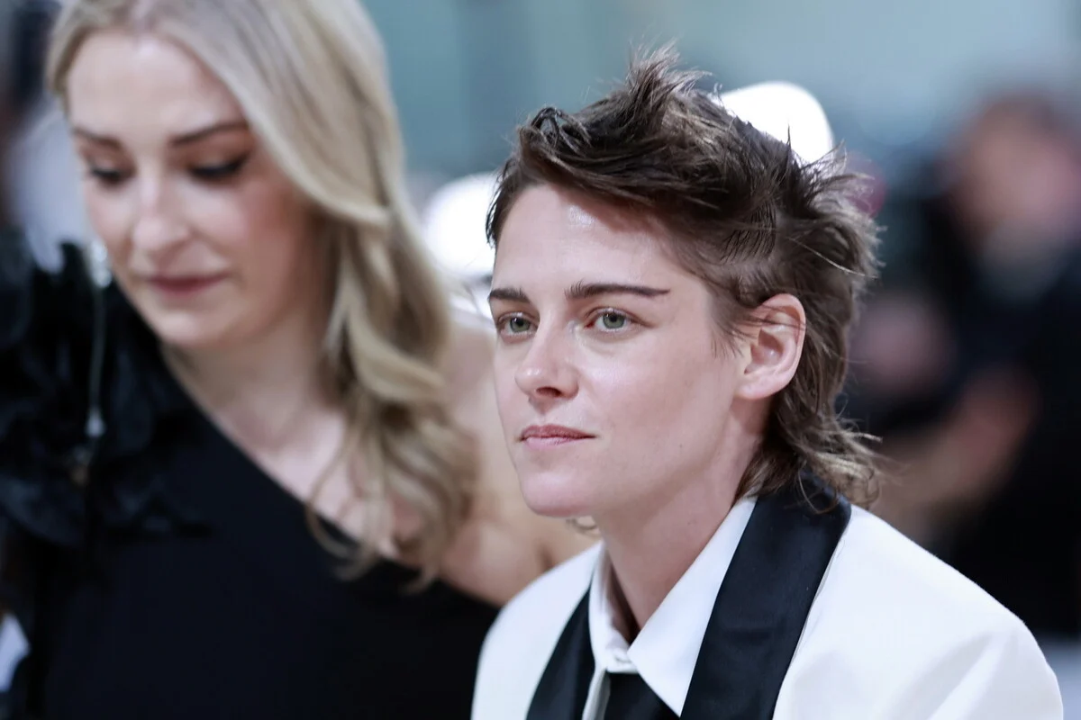 Κρίστεν Στιούαρτ: Με διάφανη φούστα και μαύρο εσώρουχο