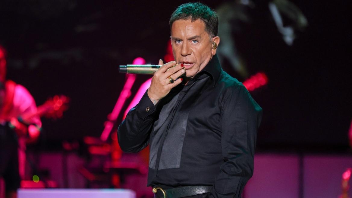 Ο Γιώργος Μαζωνάκης μοίρασε σφηνάκια στο κοινό του… για να ανάψει τη διάθεση!