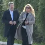Κηδεία Γιώργου Παπαδάκη: Ελένη Μενεγάκη και Γιάννης Λάτσιος έφτασαν μαζί στη Ριτσώνα