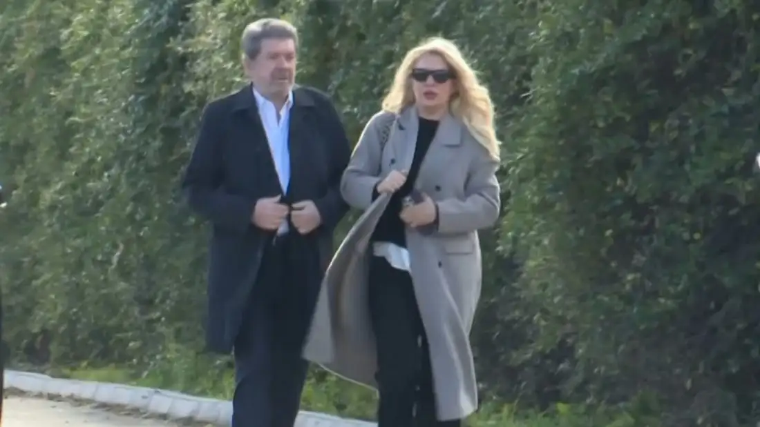 Κηδεία Γιώργου Παπαδάκη: Ελένη Μενεγάκη και Γιάννης Λάτσιος έφτασαν μαζί στη Ριτσώνα