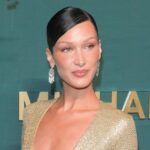 Μπέλα Χαντίντ: Με διάφανο φόρεμα στο χιονισμένο Άσπεν