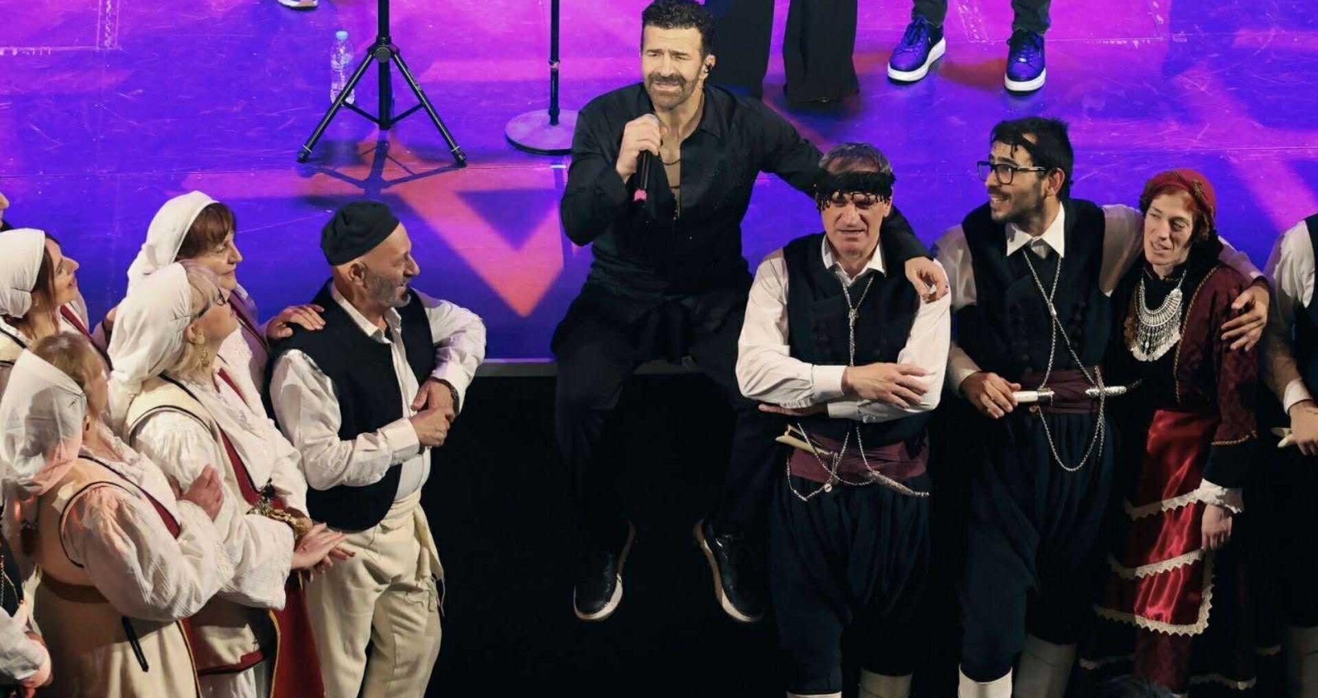 Ηλίας Παλιουδάκης: “Όλη η Ελλάδα μια Αγκαλιά” στο Θέατρο Περοκέ