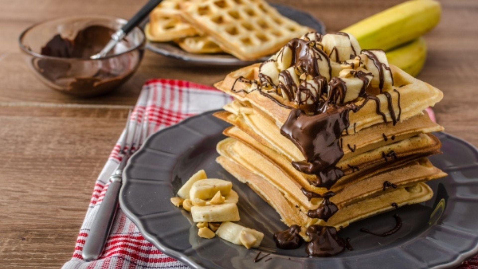 Πώς να φτιάξετε σπιτικές βάφλες με πραλίνα