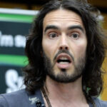 Ράσελ Μπραντ: Ελεύθερος με εγγύηση μετά τις νέες κατηγορίες για σεξουαλικά αδικήματα