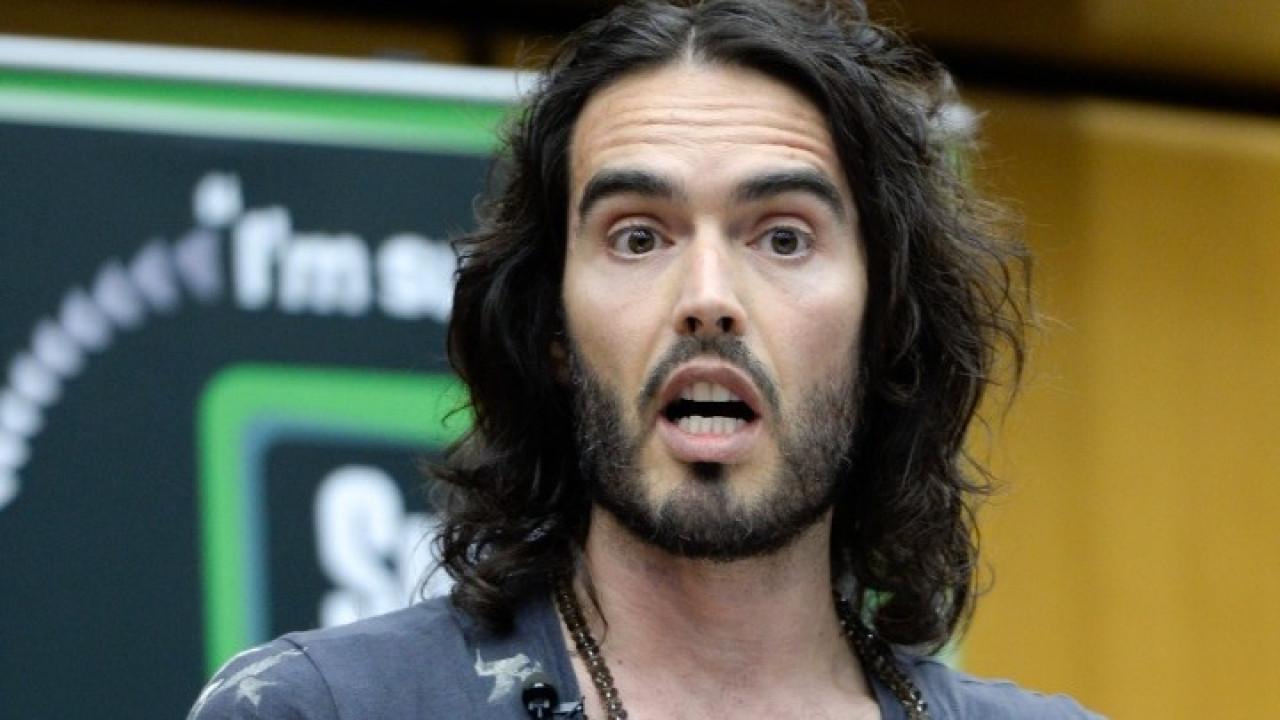 Ράσελ Μπραντ: Ελεύθερος με εγγύηση μετά τις νέες κατηγορίες για σεξουαλικά αδικήματα