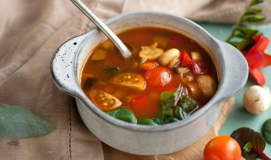 Μια σούπα λαχανικών γεμάτη βιταμίνες