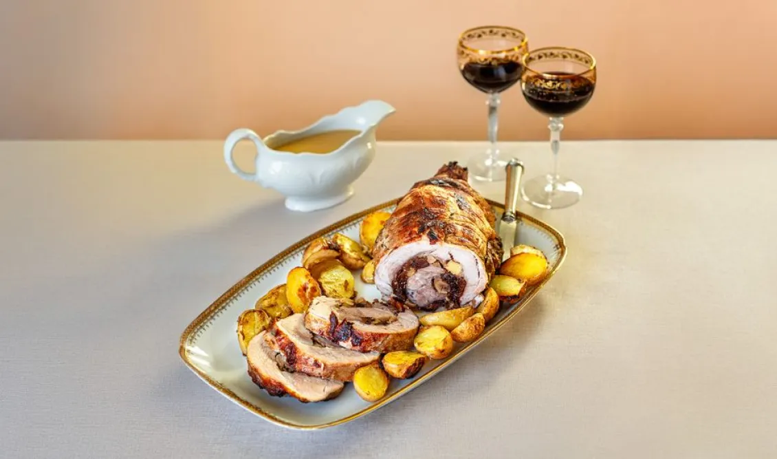 Χοιρινό ρολό με λαχταριστή σάλτσα κυδώνι