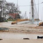 Δρόμοι και θάλασσα έγιναν ένα στον Αγιόκαμπο στη Λάρισα