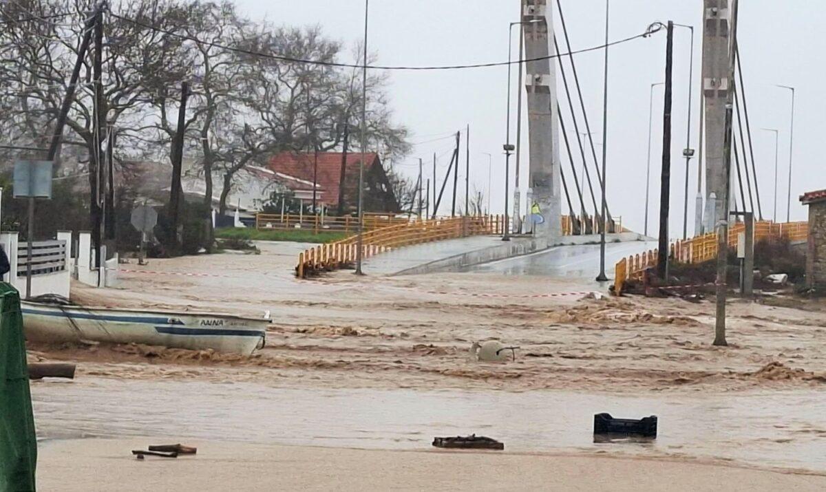 Δρόμοι και θάλασσα έγιναν ένα στον Αγιόκαμπο στη Λάρισα