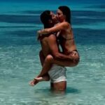 Καράβας – Ψαρρού: Καυτά φιλιά σε εξωτική παραλία