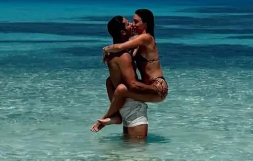 Καράβας – Ψαρρού: Καυτά φιλιά σε εξωτική παραλία