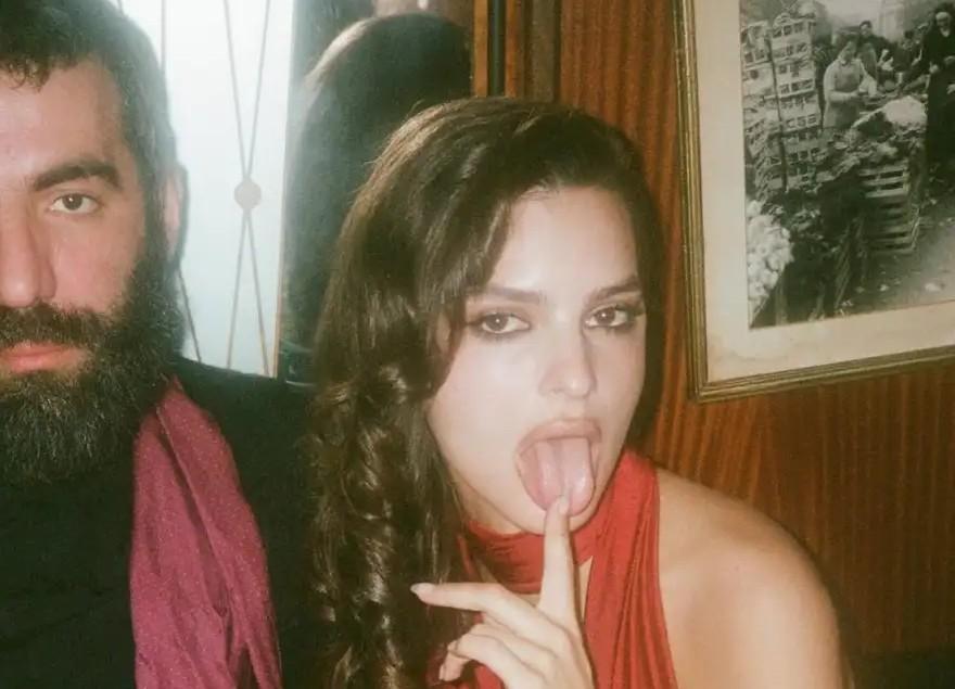 Έμιλι Ραταϊκόφσκι: Βγάζει γλώσσα δίπλα στον Ρομέν Γαβρά