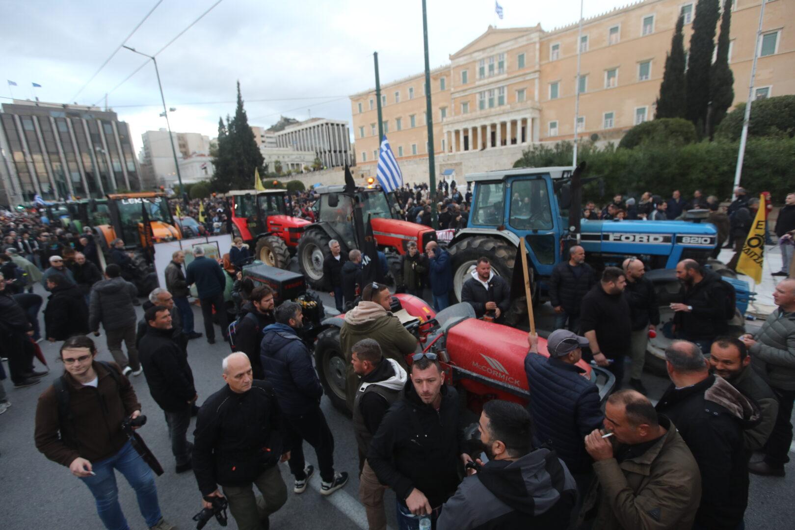 Στο κέντρο της Αθήνας δεκάδες τρακτέρ για το αγροτικό συλλαλητήριο