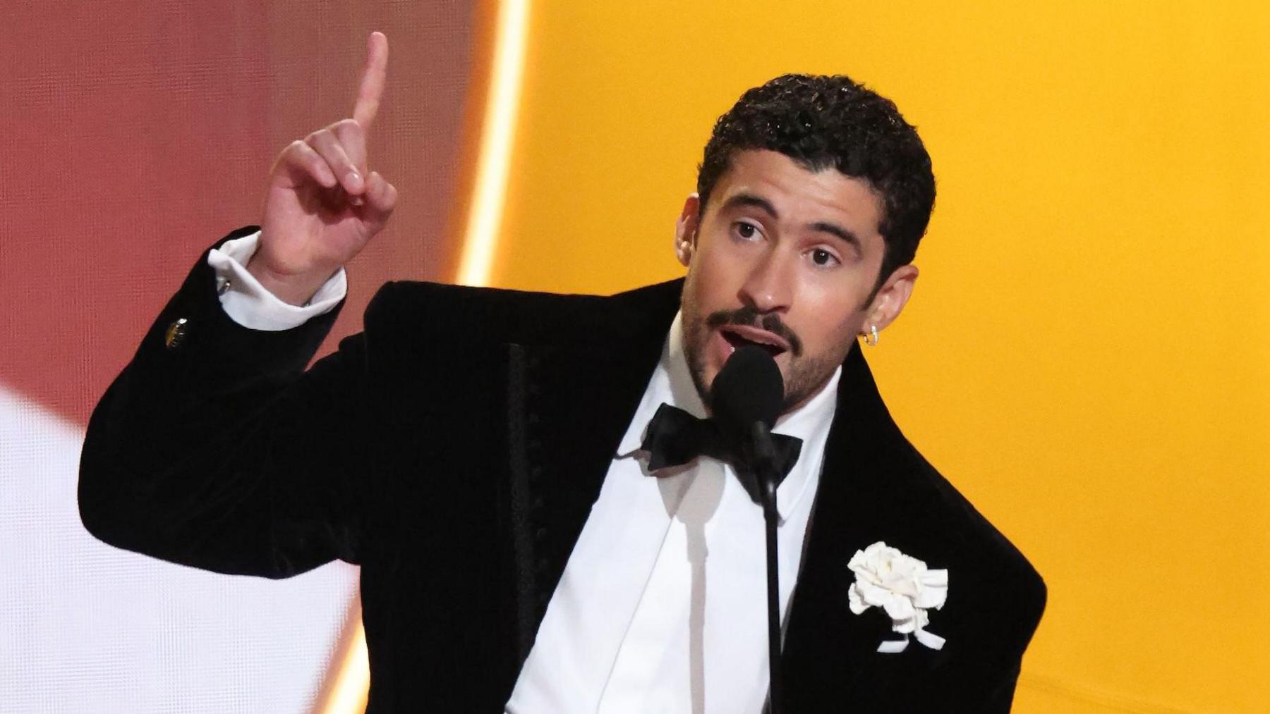 Bad Bunny: “ICE out δεν είμαστε ζώα, άνθρωποι είμαστε”