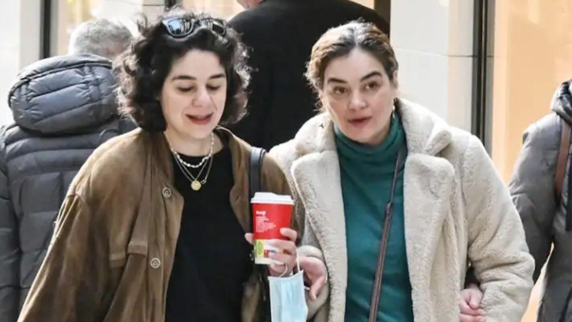 Γωγώ Μπρέμπου: Σπάνια δημόσια εμφάνιση με την αδελφή της, Χριστίνα