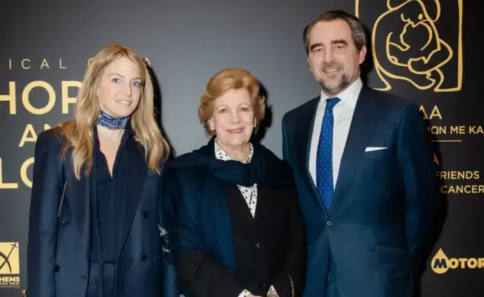 Άννα-Μαρία: Σπάνια δημόσια εμφάνιση με τον Νικόλαο και τη νύφη της, Χρυσή