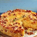 Πώς θα φτιάξετε λαχταριστή μακαρονόπιτα με φέτα, γραβιέρα και απάκι