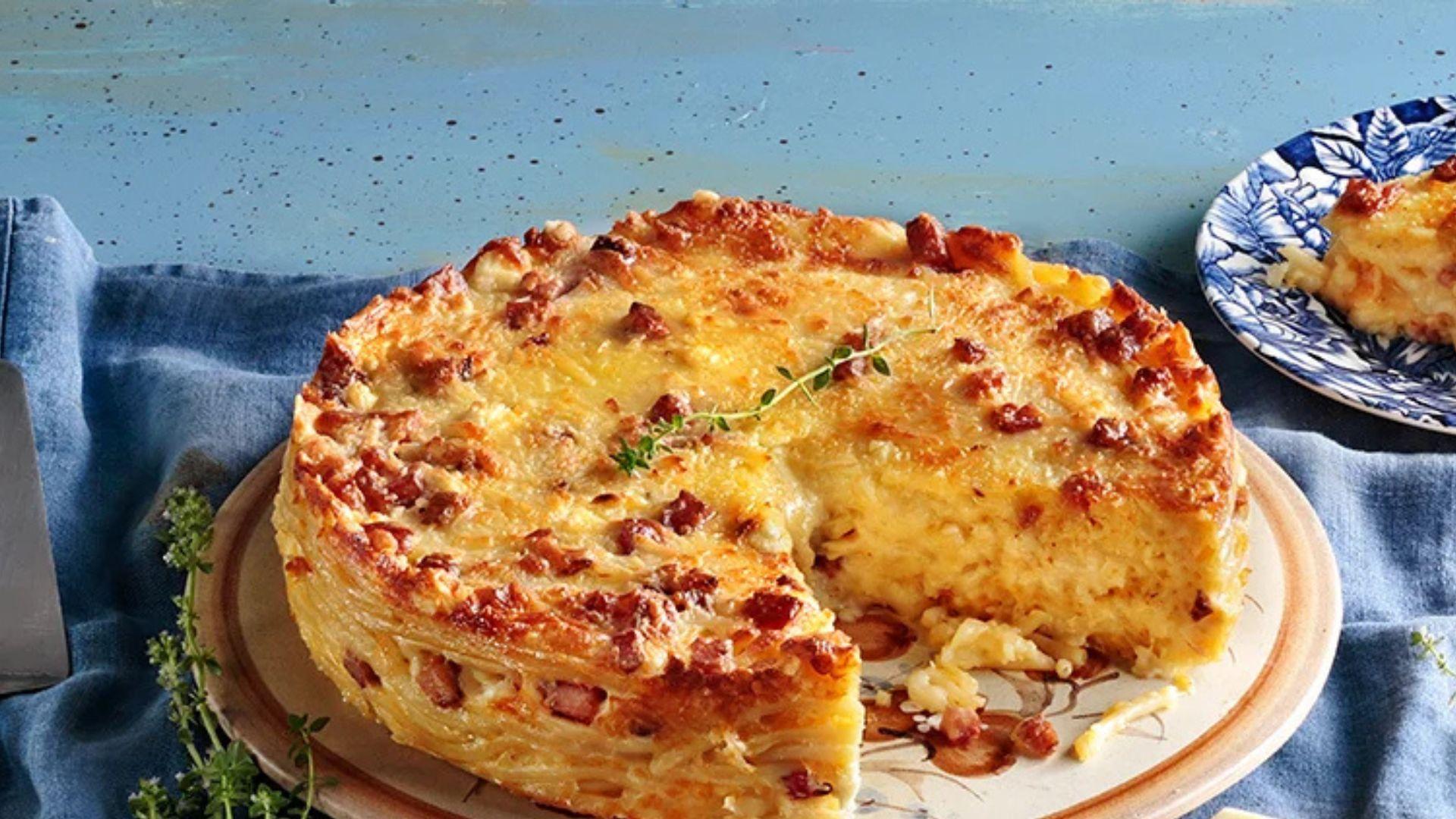 Πώς θα φτιάξετε λαχταριστή μακαρονόπιτα με φέτα, γραβιέρα και απάκι