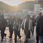 Μπραντ Πιτ: Τα πρώτα στιγμιότυπα από την άφιξή του στην Ύδρα