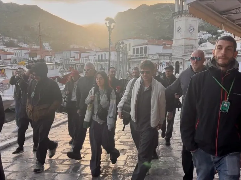 Μπραντ Πιτ: Τα πρώτα στιγμιότυπα από την άφιξή του στην Ύδρα