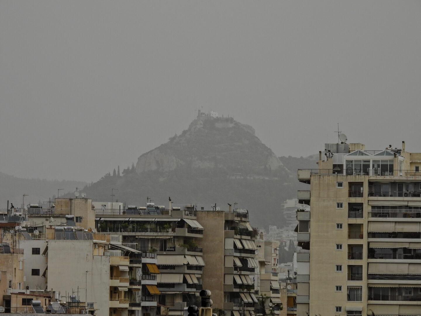 Τοπίο από Σαχάρα με άστατο καιρό