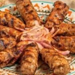 Τσικνοπέμπτη στο σπίτι με κεμπάπια Φλώρινας και απολαυστικό τζατζίκι!