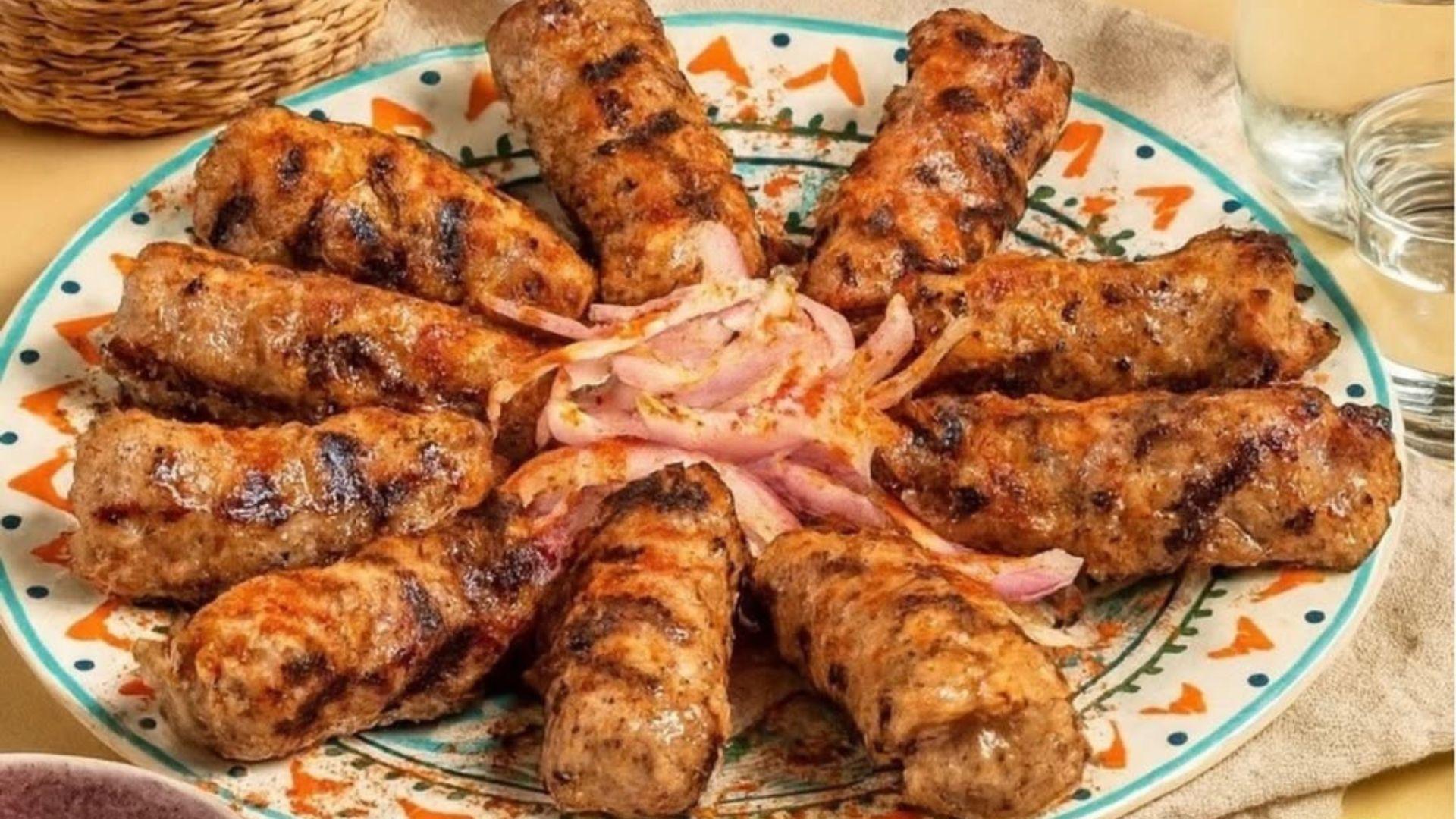 Τσικνοπέμπτη στο σπίτι με κεμπάπια Φλώρινας και απολαυστικό τζατζίκι!