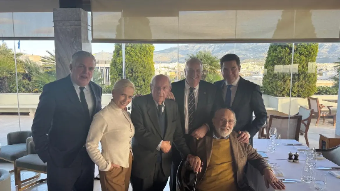 Αλέξανδρος Λυκουρέζος: Γεύμα στο ξενοδοχείο Μεγάλη Βρεταννία για τα γενέθλιά του