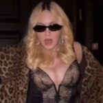 Κλασική Μαντόνα λικνίζεται με γούνα και διχτυωτό καλσόν