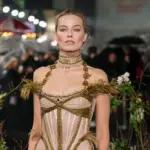 Μάργκοτ Ρόμπι: Με ημιδιάφανο φόρεμα στην πρεμιέρα για τα «Ανεμοδαρμένα Ύψη»