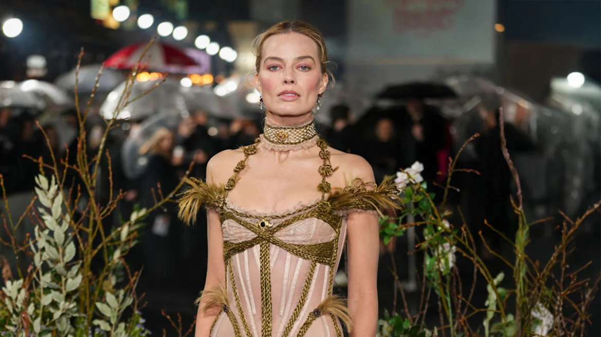 Μάργκοτ Ρόμπι: Με ημιδιάφανο φόρεμα στην πρεμιέρα για τα «Ανεμοδαρμένα Ύψη»