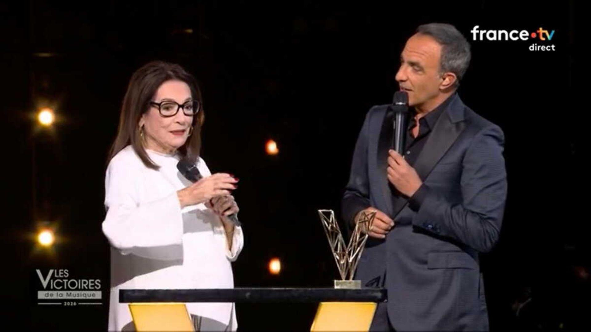 Νάνα Μούσχουρη: “Έσπασε” η φωνή της όταν τη βράβευσε ο Νίκος Αλιάγας με λόγια του Νίκου Καζαντζάκη