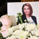 «Βούλιαξε» από λουλούδια το άδειο γραφείο της Αντιγόνης Πανέλλη