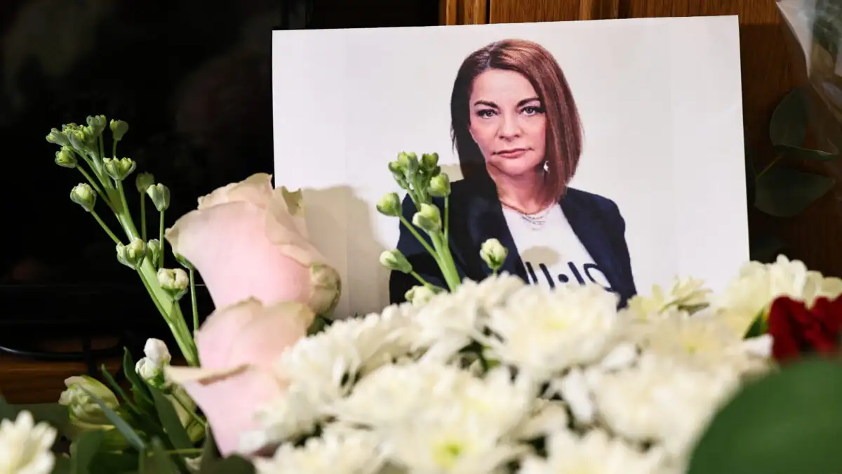 «Βούλιαξε» από λουλούδια το άδειο γραφείο της Αντιγόνης Πανέλλη