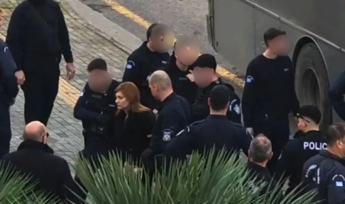 Ρούλα Πισπιρίγκου: Υποβασταζόμενη και με μπαστούνι στο Εφετείο