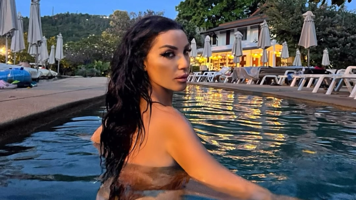 Πόπη Μαλλιωτάκη: Ποζάρει τόπλες σε πισίνα