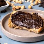 Πώς θα φτιάξετε σπιτική πραλίνα φουντουκιού με ταχίνι και μέλι