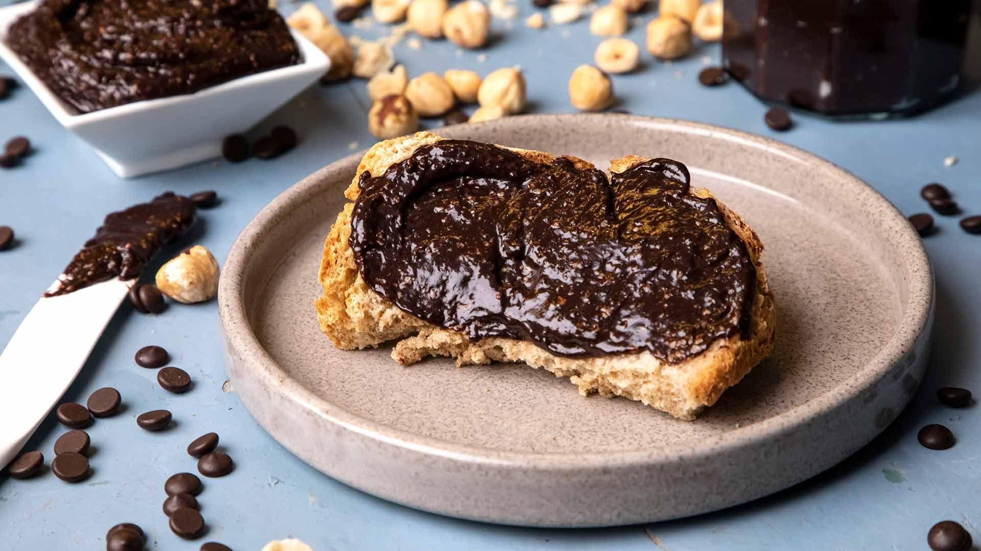 Πώς θα φτιάξετε σπιτική πραλίνα φουντουκιού με ταχίνι και μέλι