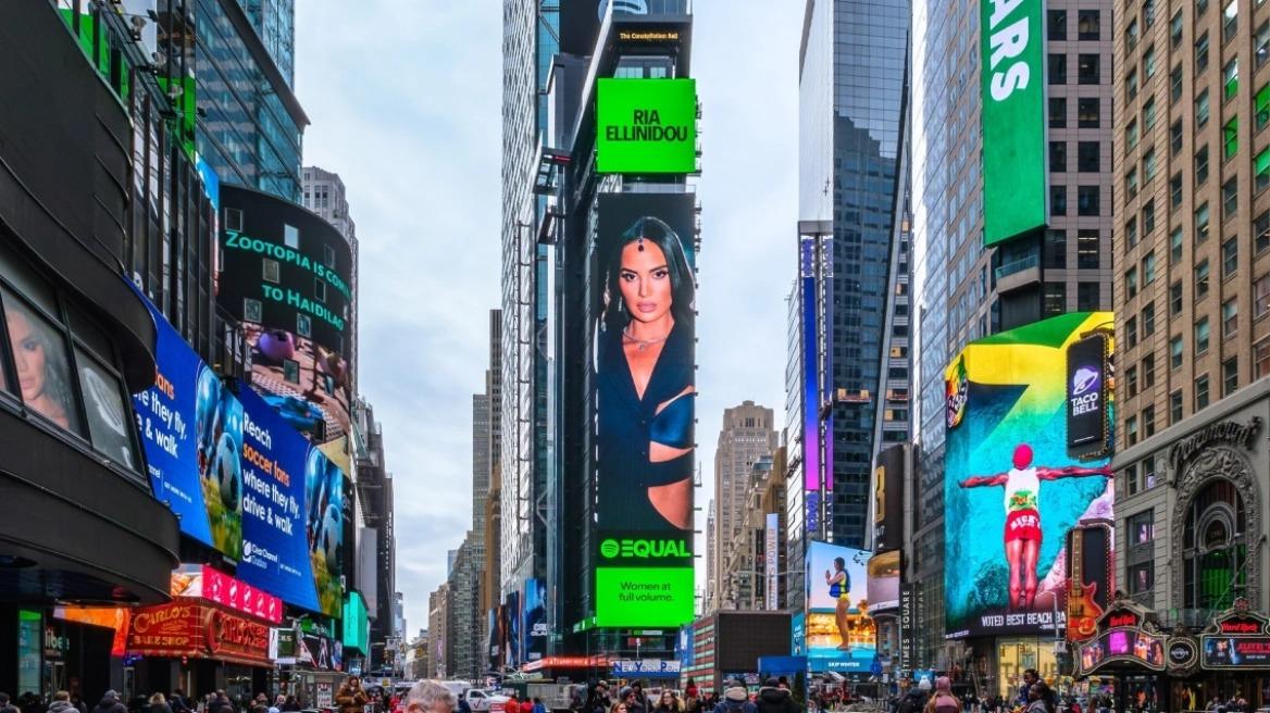Ρία Ελληνίδου στην Times Square με αφορμή το νέο της τραγούδι